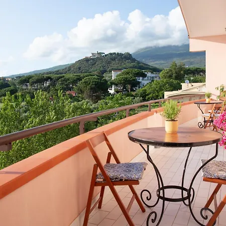 Tra Il Vesuvio E Il Mare *